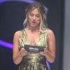Giovanna Ewbank investiu em uma sandália prata repleta de glitter