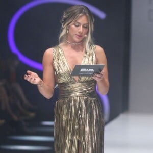 Giovanna Ewbank apostou em um vestido longo plissado com fenda e decote generosos da Martu