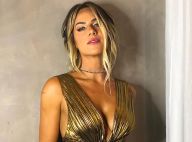 Golden glow! Giovanna Ewbank elege look plissado e decotado para evento de moda