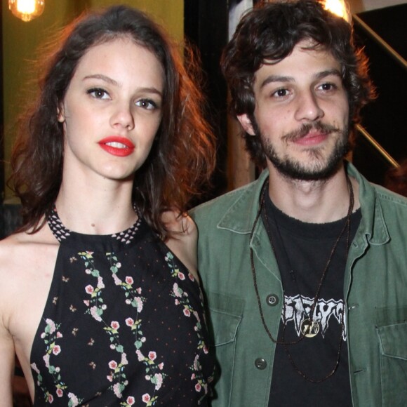 Laura Neiva e Chay Suede reataram o namoro três meses após a separação