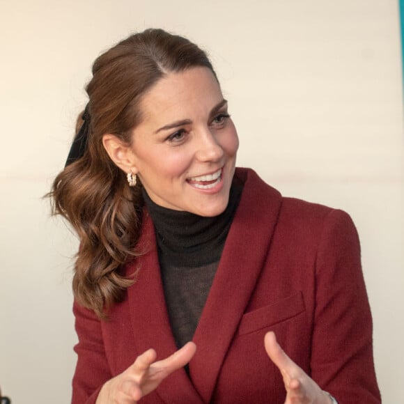 Cabelo dos anos 60 de volta à moda. Kate Middleton também arrematou o rabo de cavalo com laço