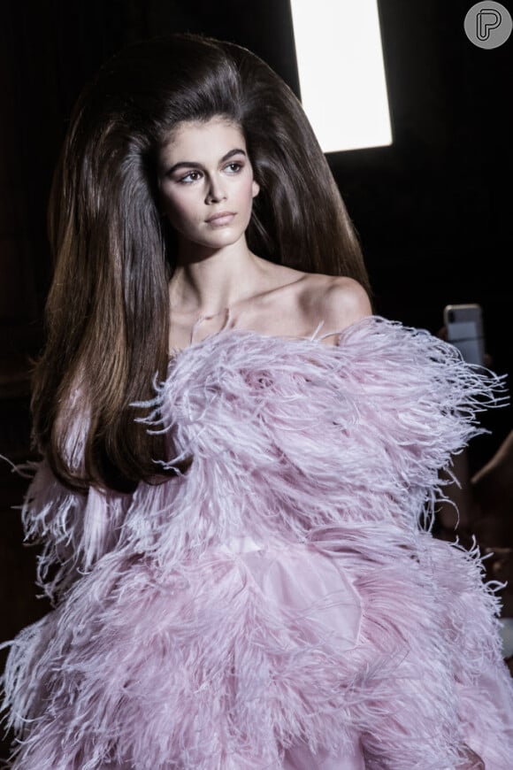 Cabelo dos anos 60 de volta à moda. O look de Kaia Gerber no desfile de alta-costura da Valentino tornou-se icônico