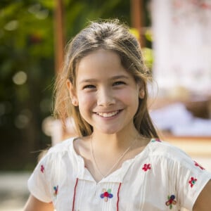 Ao descobrir ser filha de Alain (João Vicente de Castro), Priscila (Clara Galinari) foge de casa nos próximos capítulos da novela 'Espelho da Vida'. O pai e a mãe, Isabel (Alinne Moraes), vão atrás da menina e os três acabam ilhados em uma gruta