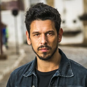 Alain (João Vicente de Castro) tenta acalmar Marcelo (Nikolas Antunes) ao ser flagrado com Isabel (Alinne Moraes) nos próximos capítulos da novela 'Espelho da Vida': 'A noite foi horrível. A Priscila (Clara Galinari) precisa comer alguma coisa e se agasalhar'