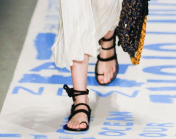 tenis amarrado no tornozelo