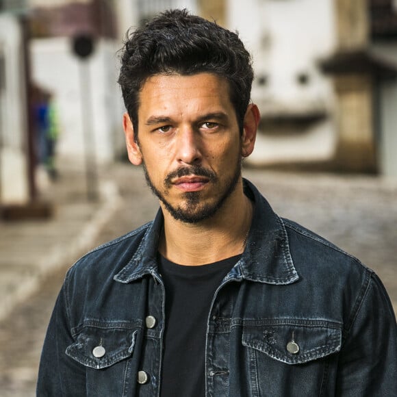 Alain (João Vicente de Castro) fica com ciúmes ao ver Cris (Vitória Strada) e Jorge (Miguel Coelho) juntos e se revolta quando a ex-noiva beija o ator em cena do filme no capítulo de terça-feira, 4 de dezembro de 2018 da novela 'Espelho da Vida'