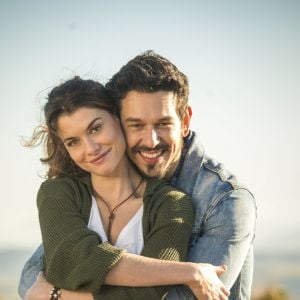 Alain (João Vicente de Castro) e Isabel (Alinne Moraes) se beijam no capítulo de sábado, 8 de dezembro de 2018 da novela 'Espelho da Vida'