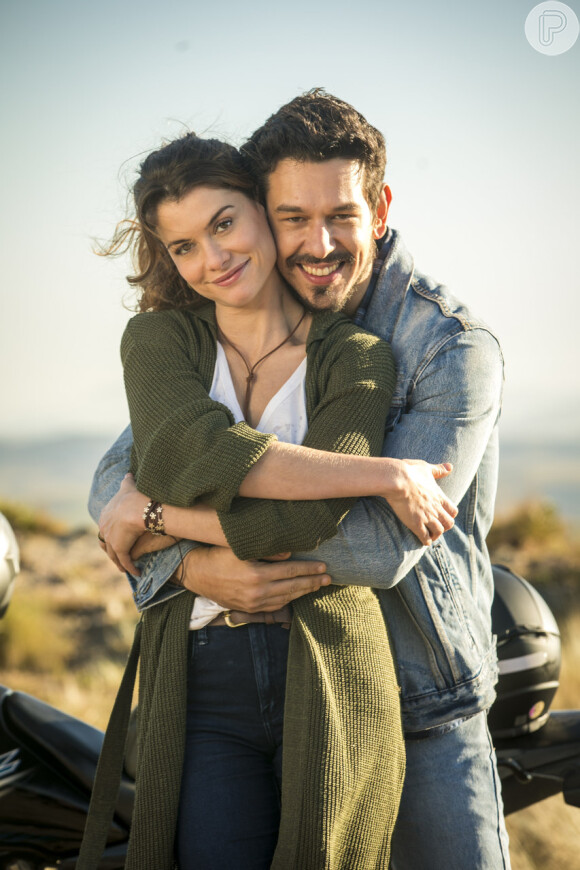 Alain (João Vicente de Castro) e Isabel (Alinne Moraes) se beijam no capítulo de sábado, 8 de dezembro de 2018 da novela 'Espelho da Vida'