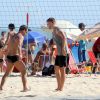 Com os amigos, Rodrigo Hilbert joga vôlei  na praia do Leblon, Zona Sul do Rio de Janeiro