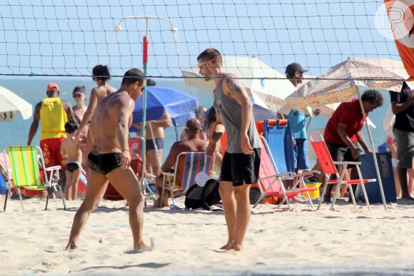 Com os amigos, Rodrigo Hilbert joga vôlei  na praia do Leblon, Zona Sul do Rio de Janeiro