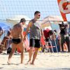 Rodrigo Hilbert joga vôlei com amigos na praia do Leblon, no Rio de Janeiro