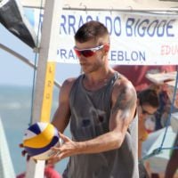 Rodrigo Hilbert joga vôlei com amigos em praia do Rio e deixa tatuagem à mostra