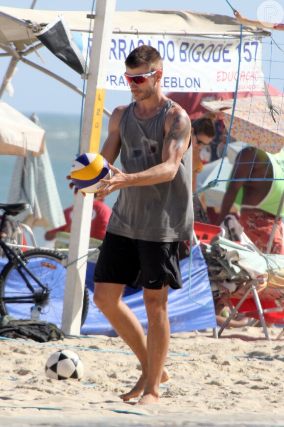 Rodrigo Hilbert joga vôlei com amigos na praia do Leblon, no Rio de Janeiro, neste sábado, 6 de setembro de 2014
