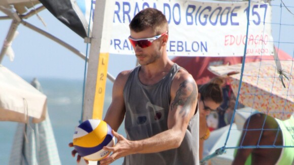 Rodrigo Hilbert joga vôlei com amigos em praia do Rio e deixa tatuagem à mostra