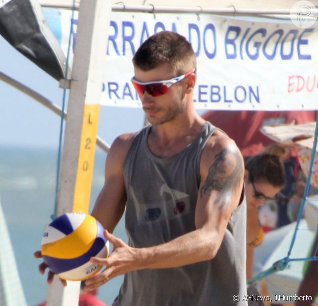 Rodrigo Hilbert Joga Volei Com Amigos Em Praia Do Rio E Deixa Tatuagem A Mostra Purepeople
