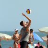 Cheio de energia, Rodrigo Hilbert mostrou a sua habilidade no vôlei durante partida com amigos na praia do Leblon, no Rio de Janeiro