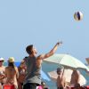 Rodrigo Hilbert joga vôlei com amigos na praia e exibe músculos e corpo sarado