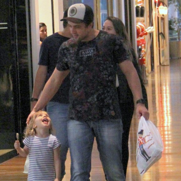 Rafael Cardoso e Aurora mostraram sintonia durante um passeio no shopping