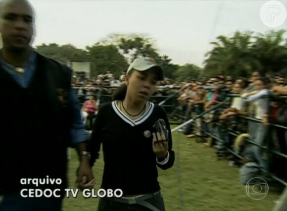 Maria Gadú se emociona ao rever matéria no show de Marisa Monte. Há 14 anos, ela foi a fã escolhida para ganhar um ingresso