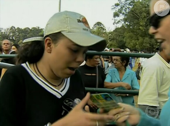 Maria Gadú se emociona ao rever matéria no show de Marisa Monte. Há 14 anos, ela foi a fã escolhida para ganhar um ingresso