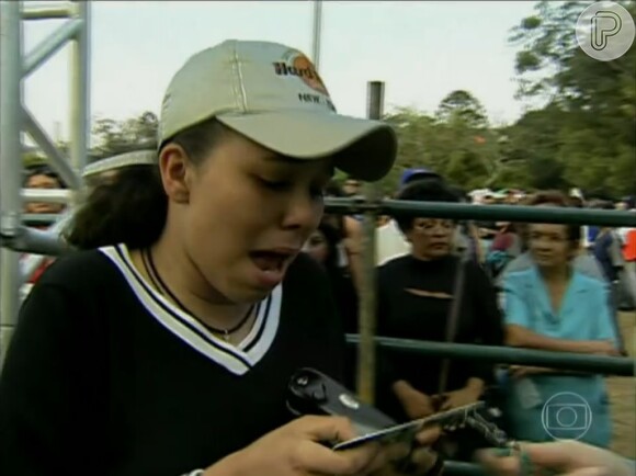 Maria Gadú se emociona ao rever matéria no show de Marisa Monte. Há 14 anos, ela foi a fã escolhida para ganhar um ingresso