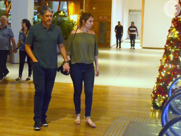 Casados, William Bonner e Natasha Dantas curtem passeio no shopping Village Mall, na Barra da Tijuca, zona oeste do Rio de Janeiro, neste sábado, 24 de novembro de 2018