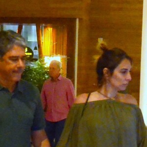 Casados, William Bonner e Natasha Dantas curtem passeio no shopping Village Mall, na Barra da Tijuca, zona oeste do Rio de Janeiro, neste sábado, 24 de novembro de 2018