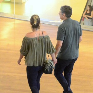 Casados, William Bonner e Natasha Dantas curtem passeio no shopping Village Mall, na Barra da Tijuca, zona oeste do Rio de Janeiro, neste sábado, 24 de novembro de 2018