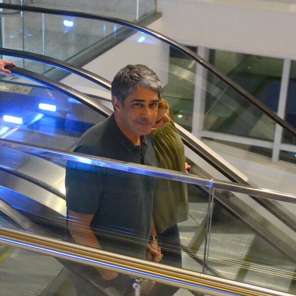 Casados, William Bonner e Natasha Dantas curtem passeio no shopping Village Mall, na Barra da Tijuca, zona oeste do Rio de Janeiro, neste sábado, 24 de novembro de 2018