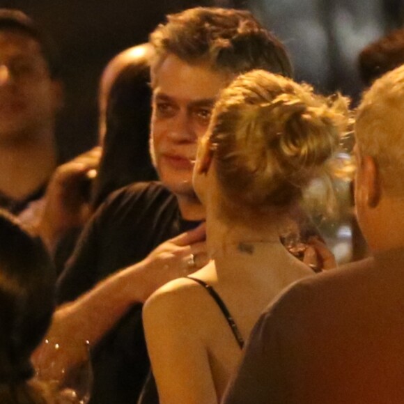 Fábio Assunção é visto na companhia de amigos em bar e posa com fãs no Rio de Janeiro, na noite deste sábado, 24 de novembro de 2018