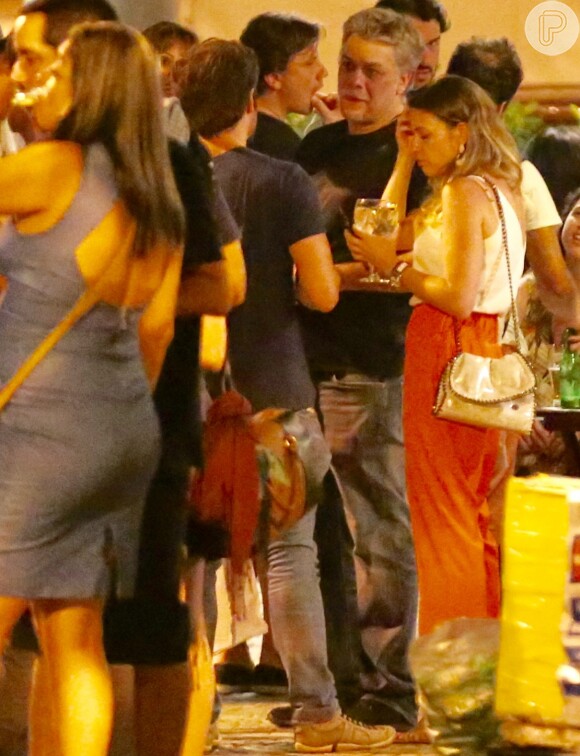 Nova namorada? Fabio Assunção curte bar com loira em bar do Rio