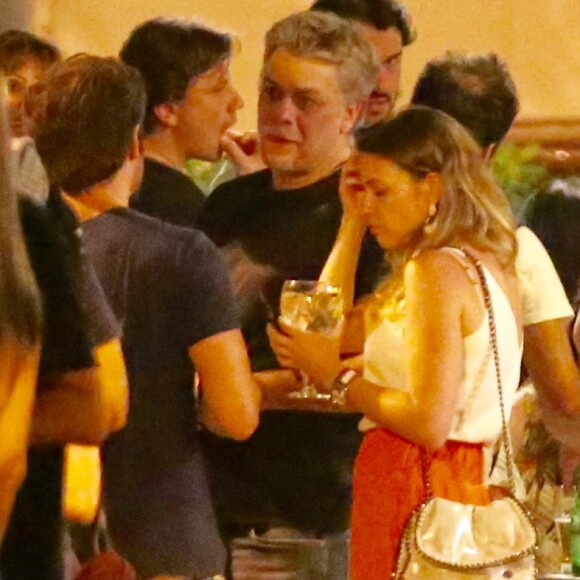 Nova namorada? Fabio Assunção curte bar com loira em bar do Rio