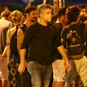 Fábio Assunção é visto na companhia de amigos em bar e posa com fãs no Rio de Janeiro, na noite deste sábado, 24 de novembro de 2018