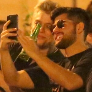 Fábio Assunção  posa com fãs em bar no Rio de Janeiro, na noite deste sábado, 24 de novembro de 2018