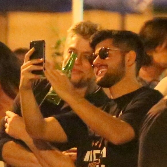 Fábio Assunção  posa com fãs em bar no Rio de Janeiro, na noite deste sábado, 24 de novembro de 2018