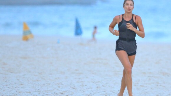 Grazi Massafera corre na praia de shortinho e deixa local descalça. Fotos!