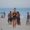 Grazi Massafera correu na areia da praia de São Conrado, no Rio de Janeiro