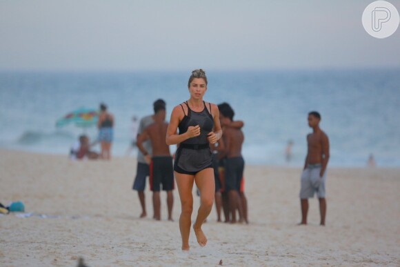 Grazi Massafera correu na areia da praia de São Conrado, no Rio de Janeiro