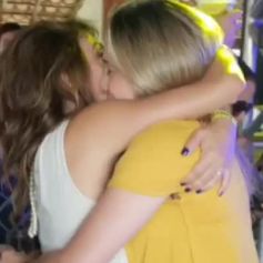 Fernanda Gentil e a namorada, Priscila Montandon, trocaram beijos na festa de aniversário da jornalista neste domingo, 25 de novembro de 2018