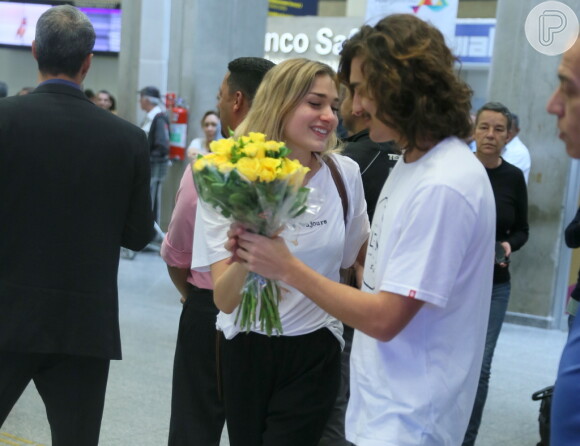 Sasha Meneghel se emocionou com a surpresa de Bruno Montaleone no aeroporto