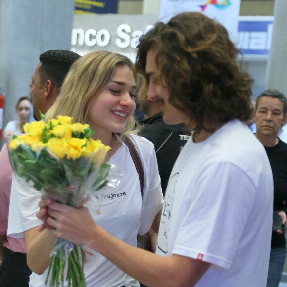 Sasha Meneghel se emocionou com a surpresa de Bruno Montaleone no aeroporto