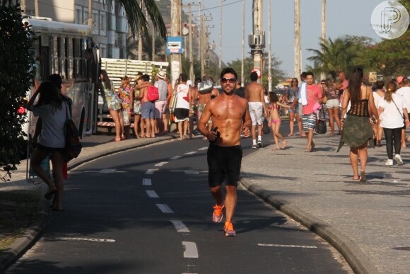 Sandro Pedroso faz exercícios na orla da Barra da Tijuca, no Rio
