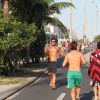 Sandro Pedroso corre na orla da Barra da Tijuca, no Rio, e exibe corpo sarado