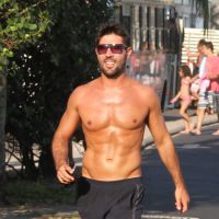 Sandro Pedroso, ex de Susana Vieira, exibe corpo sarado em corrida na praia