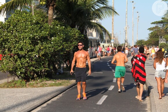 Sandro Pedroso corre na orla da Barra da Tijuca, no Rio e exibe corpo sarado