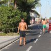 Sarado, Sandro Pedroso faz caminhada na orla da Barra da Tijuca, no Rio 