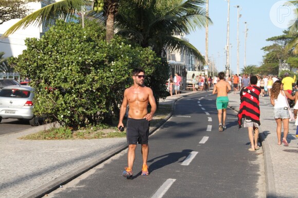 Sarado, Sandro Pedroso faz caminhada na orla da Barra da Tijuca, no Rio 