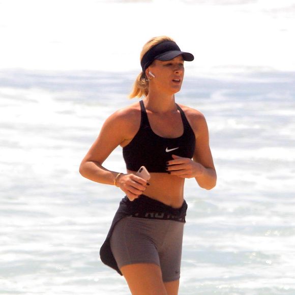 Fiorella Mattheis apostou em top e tênis da Nike