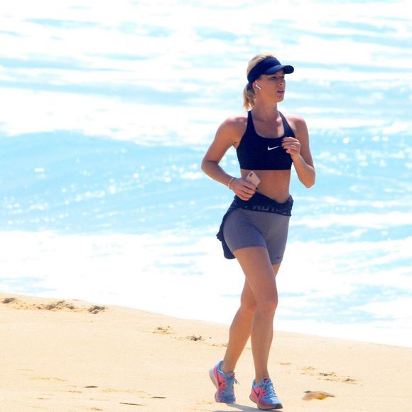 Fiorella Mattheis e o namorado, Roberto Marinho Neto, praticam exercícios juntos em Ipanema, zona sul do Rio de Janeiro, nesta quinta-feira, 28 de novembro de 2018