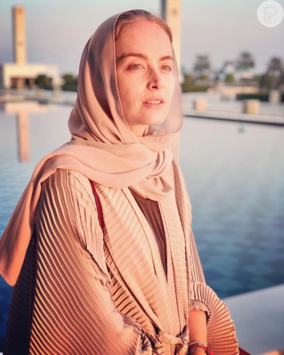 Um lenço rosa completou a produção de Angélica em viagem a Abu Dhabi